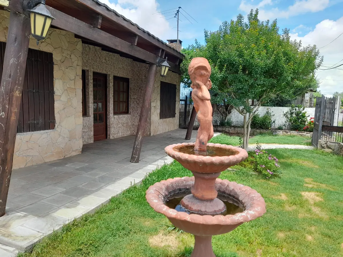Casa en Esquina de 3 Dormitorios con Garaje y Amplio Porche en San José
